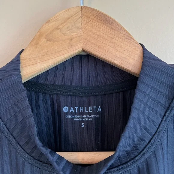 New ATHLETA Rib Crop Rashguard Tank Top Size Small MSRP $69 - Picture 3 of 6